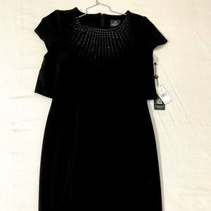 Adrianna Papell size 4 black dress with zipper